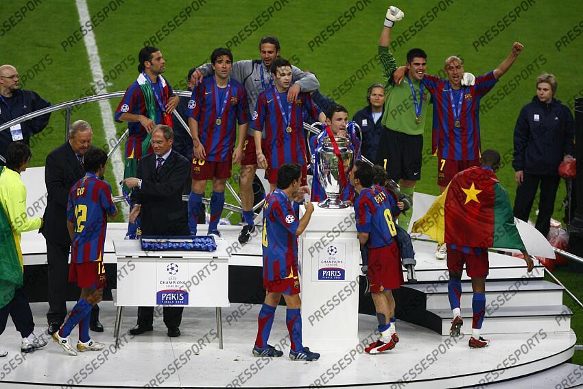 en haut : marquez (rafael) / deco / motta (thiago) / iniesta (andres) / van bommel (mark) / valdes (victor) / larsson (henrik) en bas : johansson (lennart) / van bronckhorst (giovanni) / olsson (lars christer) / sylvinho / giuly (ludovic) / eto'o (samuel) 