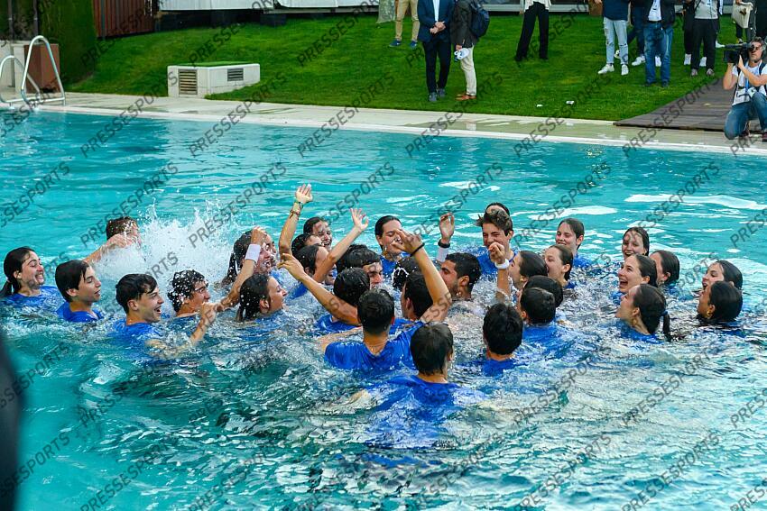 Carlos Alcaraz celebrate the tittle after the Barcelona Open Banc Sabadell Conde de Godo Trophy final played at Real Club de Tenis Barcelona on April 24, 2022 in Barcelona, Spain. TOURNOI DE BARCELONE 