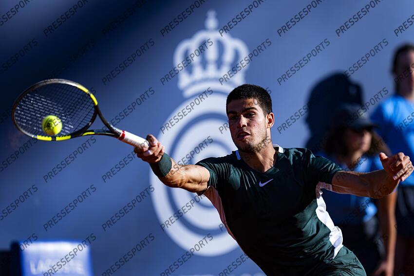 Carlos Alcaraz of Spain in action during the final match of the Barcelona Open Banc Sabadell at the Real Club de Tenis Barcelona on April 24, 2022 in Barcelona, Spain. Foto: Siu Wu. TOURNOI DE BARCELONE 