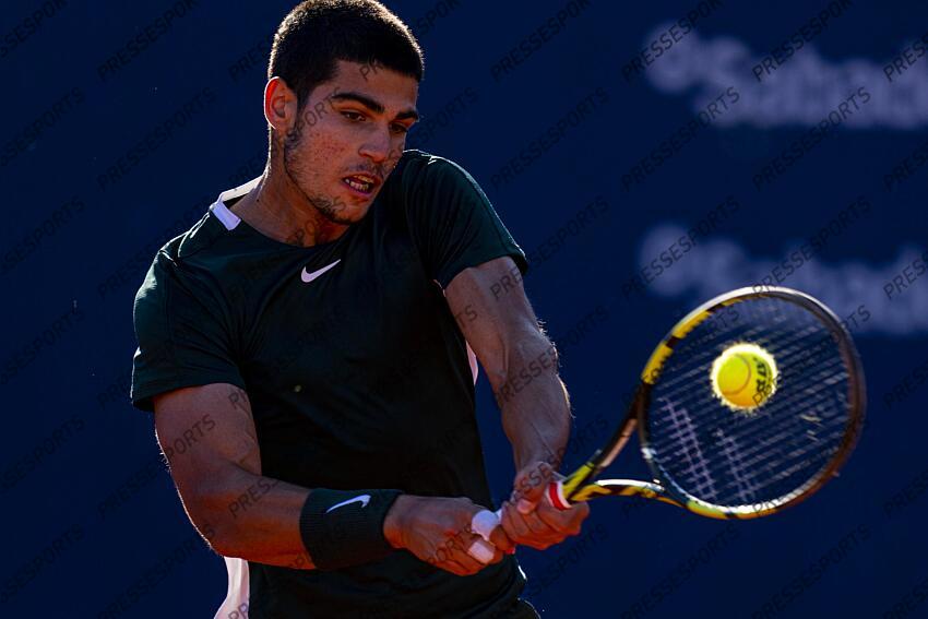 Carlos Alcaraz of Spain in action during the final match of the Barcelona Open Banc Sabadell at the Real Club de Tenis Barcelona on April 24, 2022 in Barcelona, Spain. Foto: Siu Wu. TOURNOI DE BARCELONE 