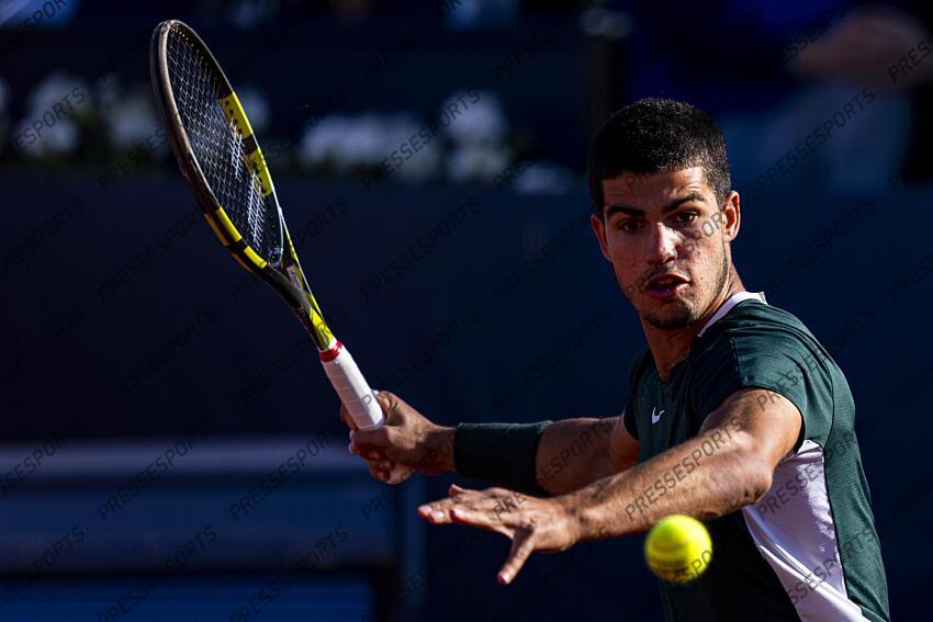 Carlos Alcaraz of Spain in action during the final match of the Barcelona Open Banc Sabadell at the Real Club de Tenis Barcelona on April 24, 2022 in Barcelona, Spain. Foto: Siu Wu. TOURNOI DE BARCELONE 