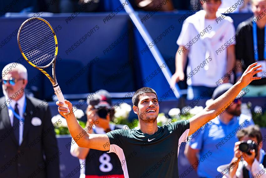 Carlos Alcaraz of Spain celebrates after winning the match against Alex de Minaur of Australia following the Barcelona Open Banc Sabadell tennis match at the Real Club de Tenis Barcelona on April 24, 2022 in Barcelona, Spain. Foto: Siu Wu. TOURNOI DE BARCELONE 