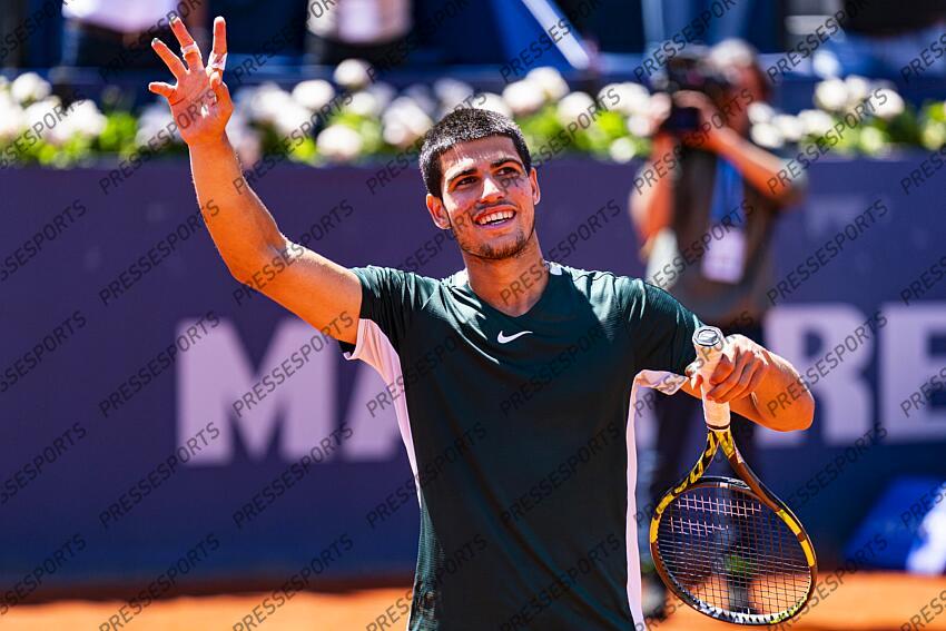 Carlos Alcaraz of Spain celebrates after winning the match against Alex de Minaur of Australia following the Barcelona Open Banc Sabadell tennis match at the Real Club de Tenis Barcelona on April 24, 2022 in Barcelona, Spain. Foto: Siu Wu. TOURNOI DE BARCELONE 