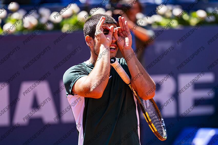 Carlos Alcaraz of Spain celebrates after winning the match against Alex de Minaur of Australia following the Barcelona Open Banc Sabadell tennis match at the Real Club de Tenis Barcelona on April 24, 2022 in Barcelona, Spain. Foto: Siu Wu. TOURNOI DE BARCELONE 