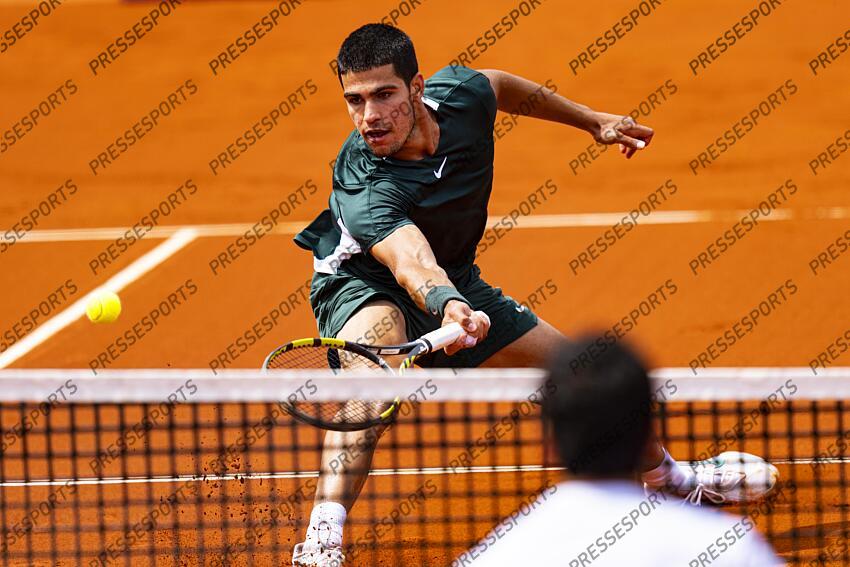 Carlos Alcaraz of Spain in action during of the Barcelona Open Banc Sabadell at the Real Club de Tenis Barcelona on April 22, 2022 in Barcelona, Spain. Foto: Siu Wu. TOURNOI DE BARCELONE 