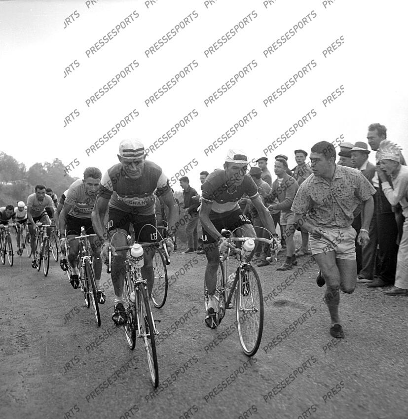 massignan (imerio) gaul (charly) LUCHON/PAU Jacques Anquetil au second plan. ils ont gravi : Peyresourde (2-1563) -> Massignan Aspin (2-1480) -> Queheille Le Tourmalet (1-2114) -> Queheille Aubisque (1-1710) -> E.Pauwels fonds n/b 