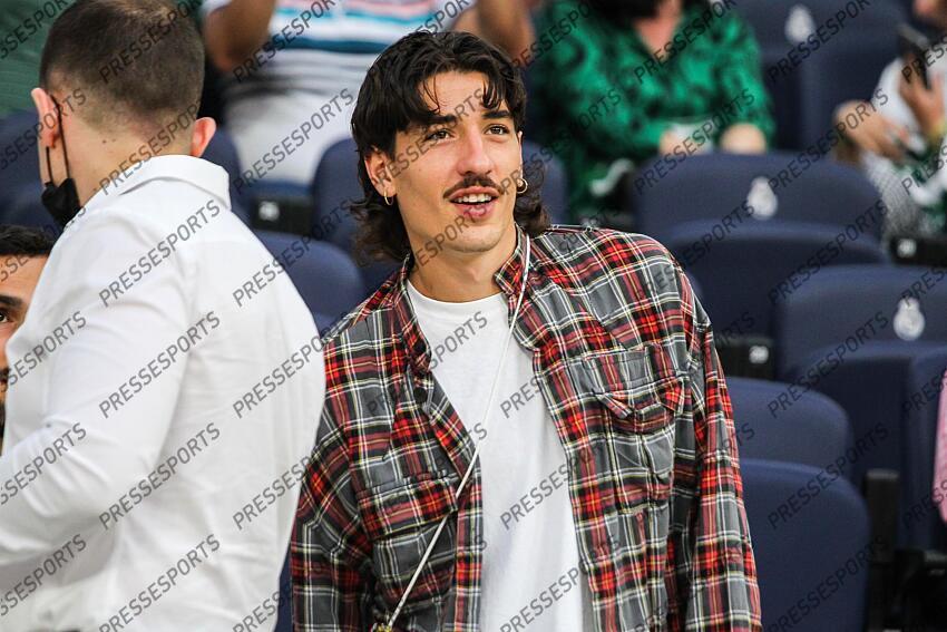 Hector Bellerin of Real Betis looks on during the spanish league, La Liga Santander, football match played between Real Madrid and Real Betis Balompie at Santiago Bernabeu stadium on May 20, 2022, in Madrid Spain. REAL MADRID-BETIS SEVILLE (0-0) 