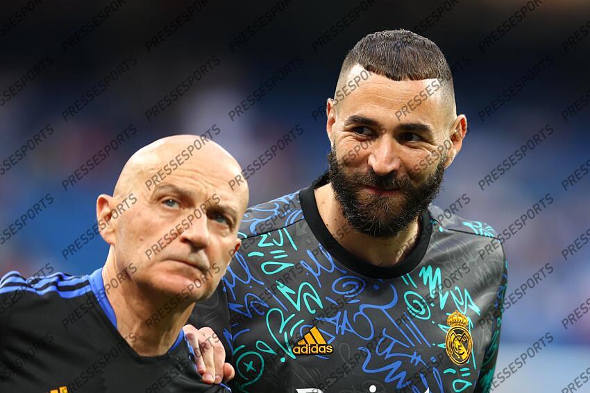Antonio Pintus, trainer of Real Madrid, and Karim Benzema of Real Madrid warms up during the spanish league, La Liga Santander, football match played between Real Madrid and Real Betis Balompie at Santiago Bernabeu stadium on May 20, 2022, in Madrid Spain. REAL MADRID-BETIS SEVILLE (0-0) 