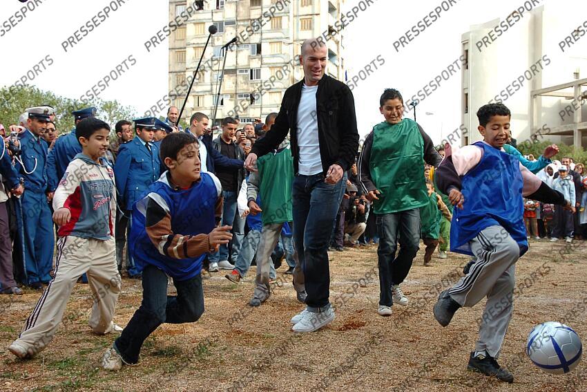 zidane (zinedine) MAGAZINE ZIDANE EN ALGERIE MAGAZINE ZIDANE EN ALGERIE L'(13/12/2006) FF(15/12/2006) 
