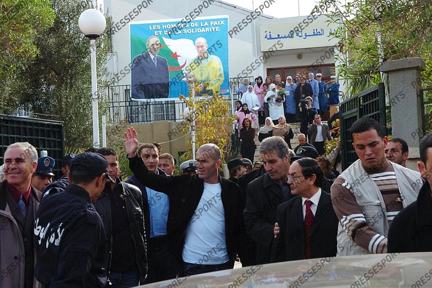 zidane (zinedine) MAGAZINE ZIDANE EN ALGERIE l'(13/12/2006) visite les hopitaux suite aux dons récoltés en 2003 pour venir en aide aux sinistrés du tremblement de terre dans la région de thénia 