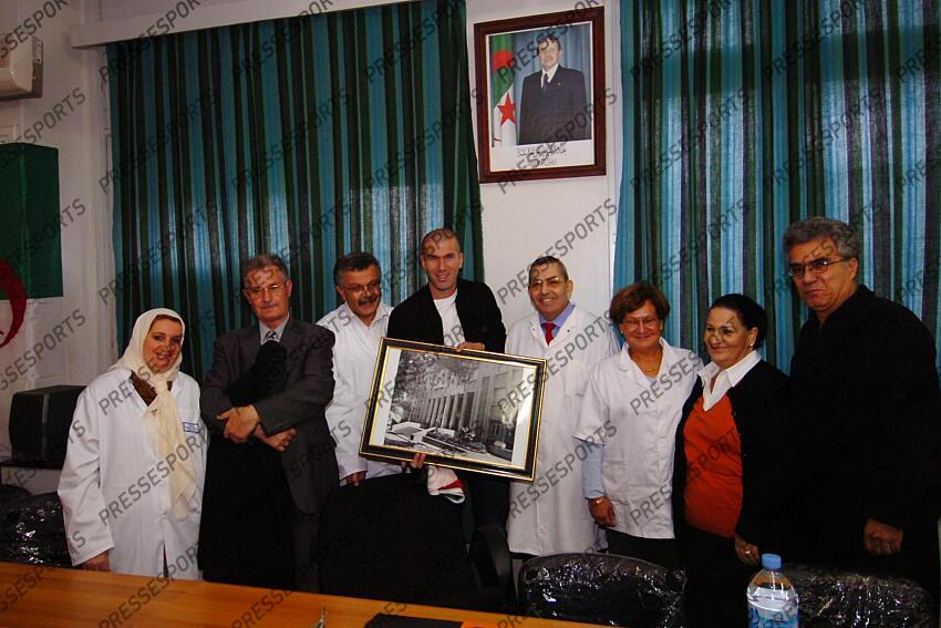 zidane (smail) zidane (zinedine) zidane (malika) MAGAZINE ZIDANE EN ALGERIE HOPITAL MARIE CURIE ALGER visite les hopitaux suite aux dons récoltés en 2003 pour venir en aide aux sinistrés du tremblement de terre dans la région de thénia 