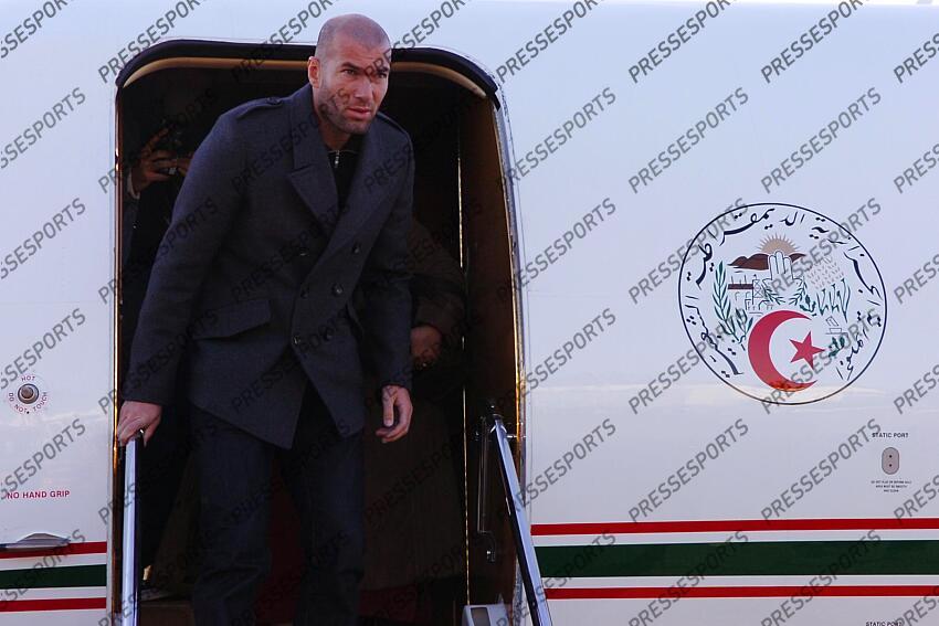zidane (zinedine) MAGAZINE ZIDANE EN ALGERIE MAGAZINE ZIDANE EN ALGERIE arrivee a alger 