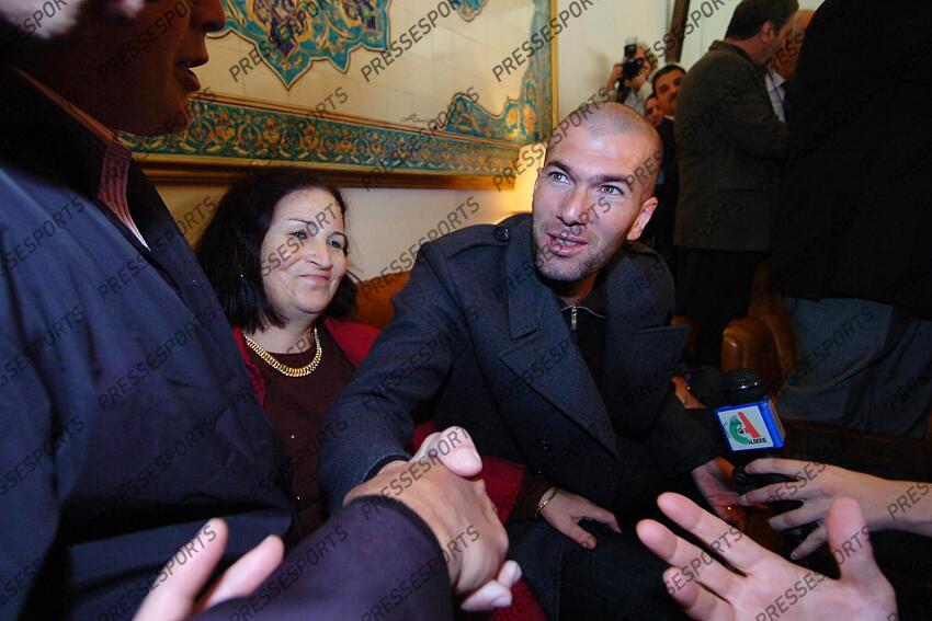 zidane (malika) zidane (zinedine) MAGAZINE ZIDANE EN ALGERIE MAGAZINE ZIDANE EN ALGERIE avec sa maman 
