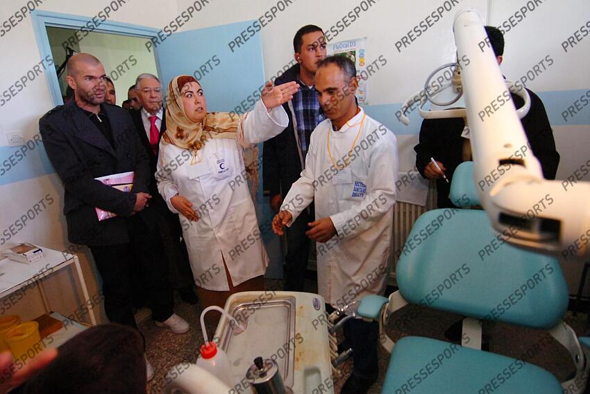 zidane (zinedine) MAGAZINE ZIDANE EN ALGERIE MAGAZINE ZIDANE EN ALGERIE visite de l'hopital de sidi daoud suite aux dons récoltés en 2003 pour venir en aide aux sinistrés du tremblement de terre dans la région de thénia sous le parrainage de la fondation de france 