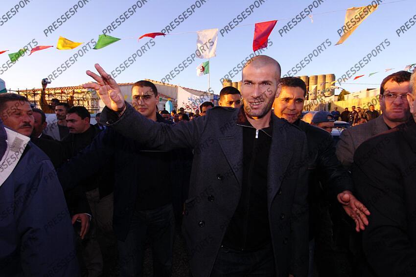 zidane (zinedine) MAGAZINE ZIDANE EN ALGERIE MAGAZINE ZIDANE EN ALGERIE L'(12/12/2006) 
