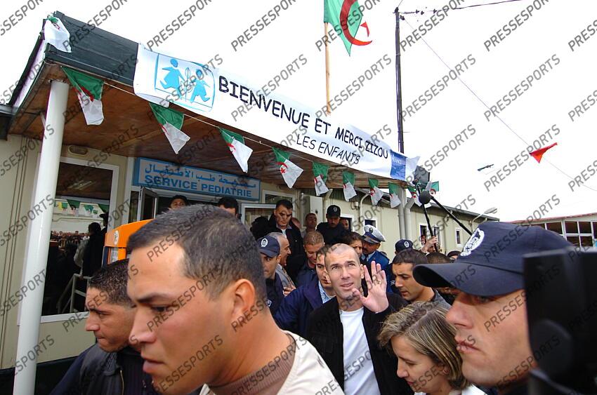 zidane (zinedine) MAGAZINE ZIDANE EN ALGERIE MAGAZINE ZIDANE EN ALGERIE visite les hopitaux suite aux dons récoltés en 2003 pour venir en aide aux sinistrés du tremblement de terre dans la région de thénia 