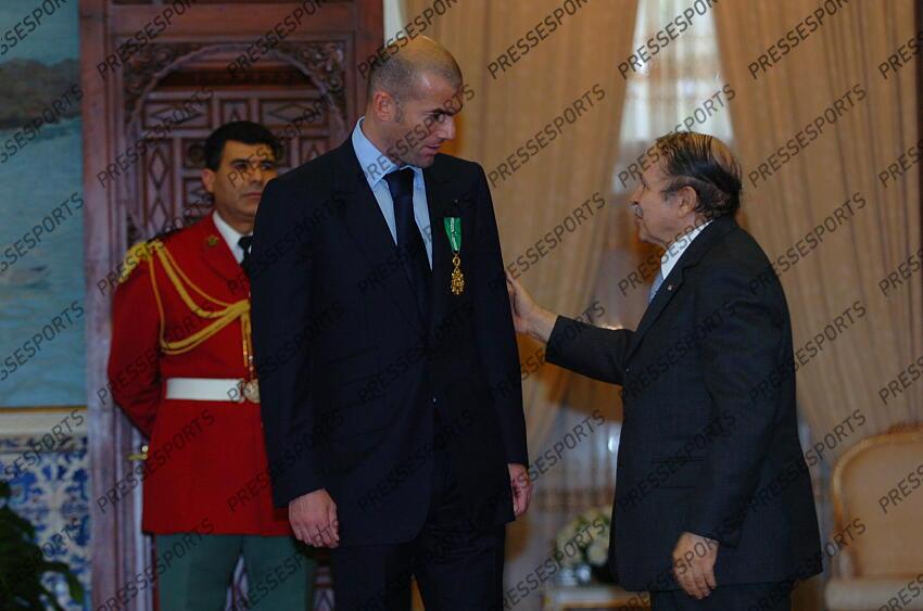zidane (zinedine) bouteflika (abdelaziz) MAGAZINE ZIDANE EN ALGERIE MAGAZINE ZIDANE EN ALGERIE L'(14/12/2006) recevant la médaille de l'Athir équivalent algérien de l'ordre national du mérite 