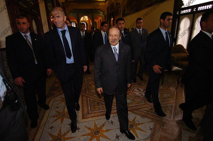 zidane (zinedine) bouteflika (abdelaziz) MAGAZINE ZIDANE EN ALGERIE MAGAZINE ZIDANE EN ALGERIE recevant la médaille de l'Athir équivalent algérien de l'ordre national du mérite 
