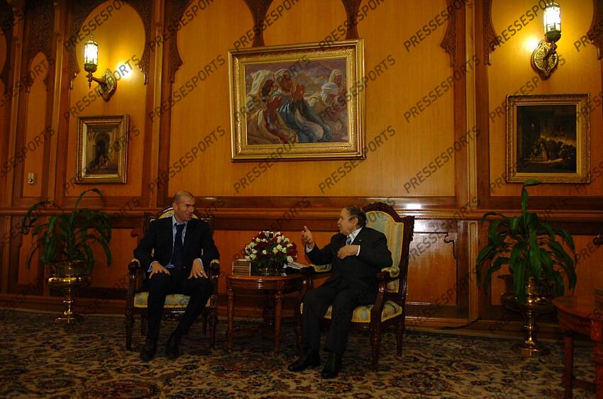 zidane (zinedine) bouteflika (abdelaziz) MAGAZINE ZIDANE EN ALGERIE MAGAZINE ZIDANE EN ALGERIE recevant la médaille de l'Athir équivalent algérien de l'ordre national du mérite 