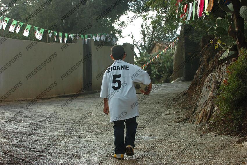 MAGAZINE ZIDANE EN ALGERIE a aguemoune village natal du père de zidane 