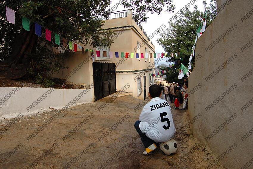 MAGAZINE ZIDANE EN ALGERIE a aguemoune village natal du père de zidane 