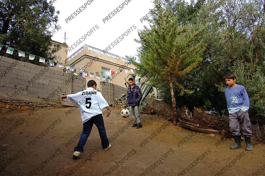 MAGAZINE ZIDANE EN ALGERIE a aguemoune village natal du père de zidane 