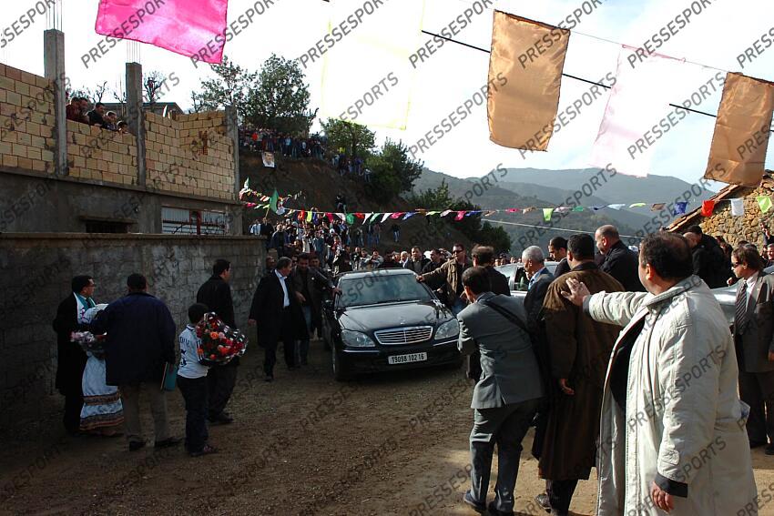 MAGAZINE ZIDANE EN ALGERIE MAGAZINE ZIDANE EN ALGERIE arrivee de zidane à aguemoune village natal de son père 