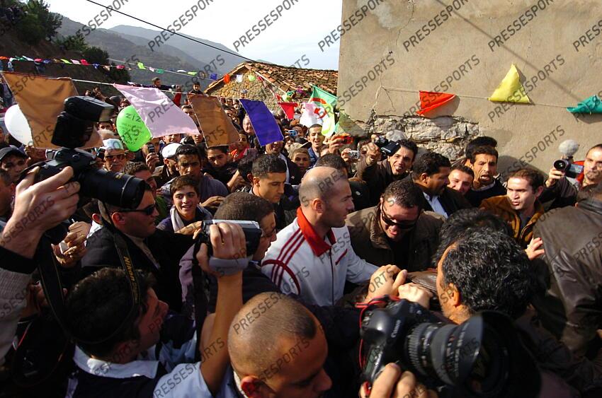 zidane (zinedine) MAGAZINE ZIDANE EN ALGERIE MAGAZINE ZIDANE EN ALGERIE FF(19/12/2006) l'(16/12/2006) l'(23/05/2018) arrivee de zidane à aguemoune village natal de son père 