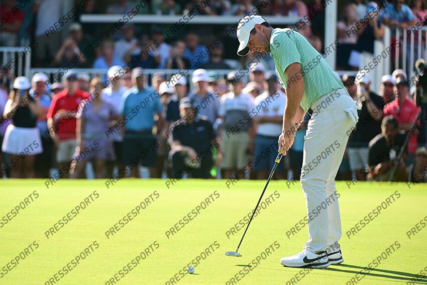Aug 28, 2022; Atlanta, Georgia, USA; Rory McIlroy putts on the 17th green during the final round of the TOUR Championship golf tournament. Mandatory Credit: Adam Hagy-USA TODAY Sports FINALE FEDEX CUP 