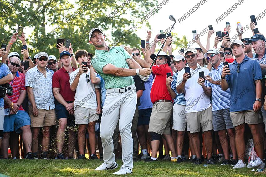 Aug 28, 2022; Atlanta, Georgia, USA; Rory McIlroy chips onto the 16th green during the final round of the TOUR Championship golf tournament. Mandatory Credit: Adam Hagy-USA TODAY Sports FINALE FEDEX CUP 