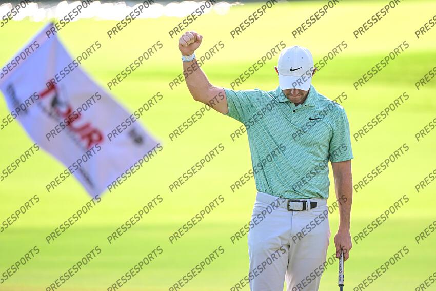 Aug 28, 2022; Atlanta, Georgia, USA; Rory McIlroy celebrates on the 18th green after making a putt to win the TOUR Championship golf tournament during the final round. Mandatory Credit: Adam Hagy-USA TODAY Sports FINALE FEDEX CUP 