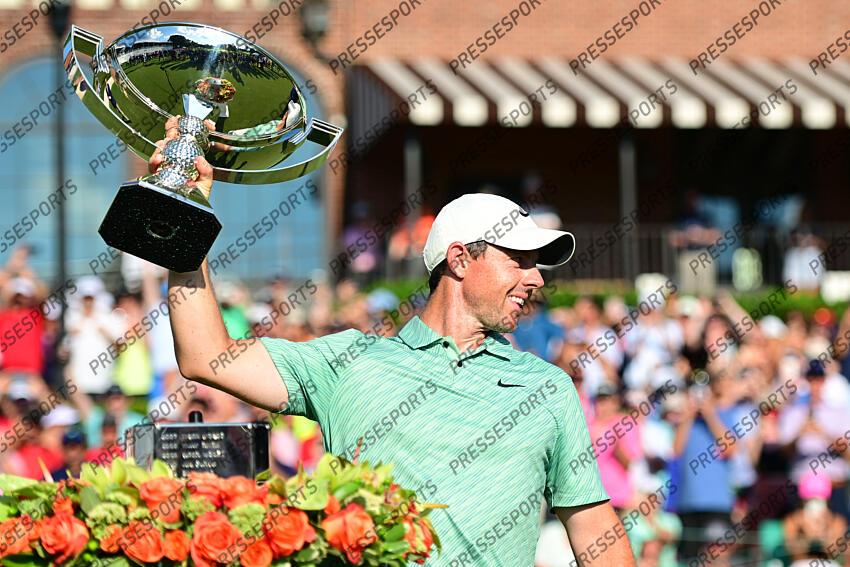 Aug 28, 2022; Atlanta, Georgia, USA; Rory McIlroy holds up the trophy on the 18th green after winning the TOUR Championship golf tournament. Mandatory Credit: Adam Hagy-USA TODAY Sports FINALE FEDEX CUP 