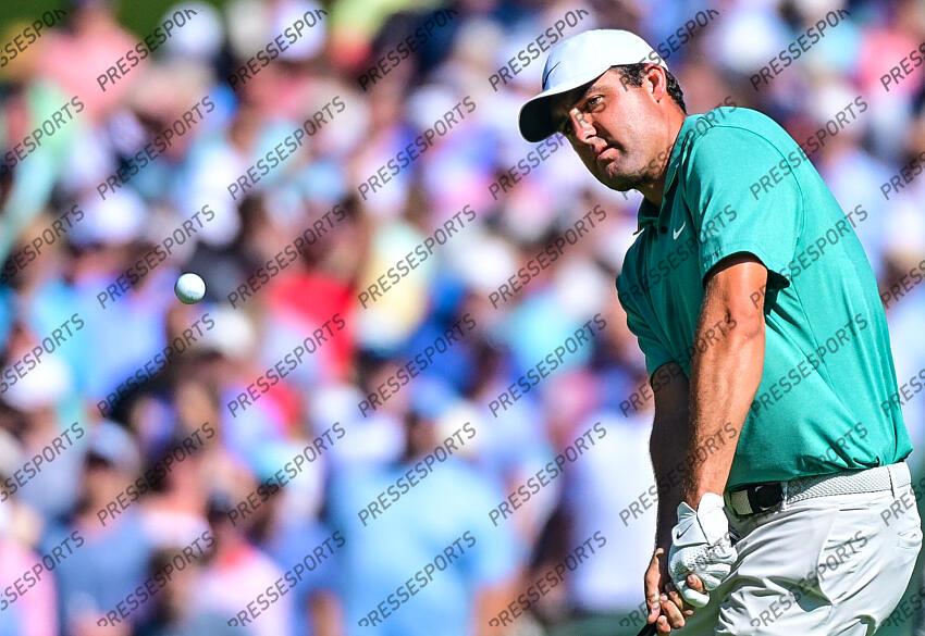 Aug 28, 2022; Atlanta, Georgia, USA; Scottie Scheffler chips onto the 9th green during the final round of the TOUR Championship golf tournament. Mandatory Credit: Adam Hagy-USA TODAY Sports FINALE FEDEX CUP 