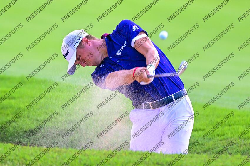 Aug 28, 2022; Atlanta, Georgia, USA; Justin Thomas hits out of the sand on the 8th hole during the final round of the TOUR Championship golf tournament. Mandatory Credit: Adam Hagy-USA TODAY Sports FINALE FEDEX CUP 