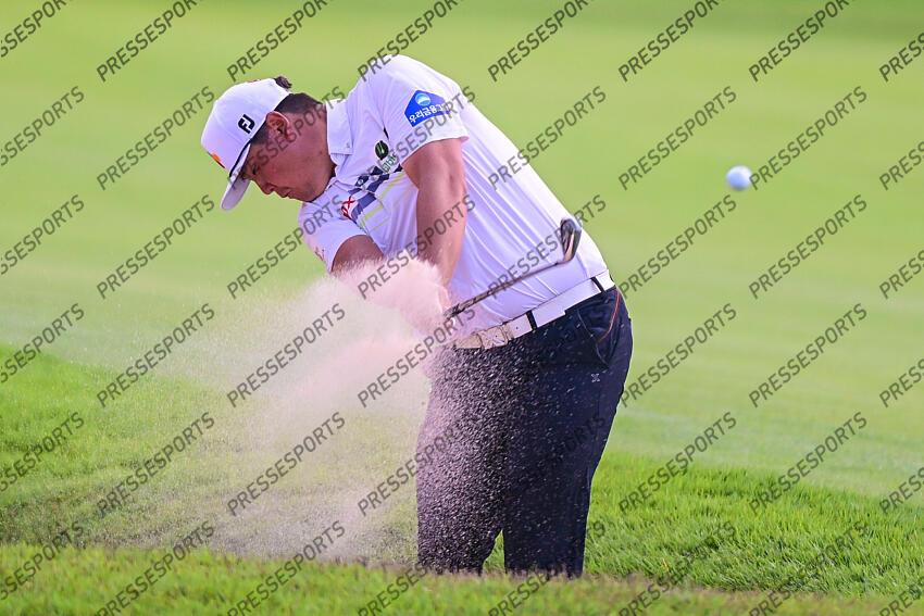 Aug 28, 2022; Atlanta, Georgia, USA; Sungjae Im hits out of the sand on the 8th hole during the final round of the TOUR Championship golf tournament. Mandatory Credit: Adam Hagy-USA TODAY Sports FINALE FEDEX CUP 