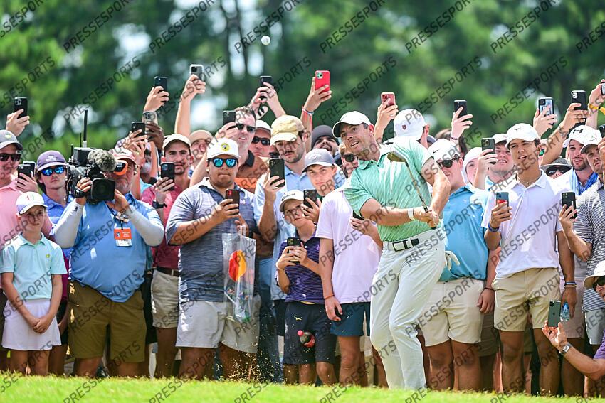 Aug 28, 2022; Atlanta, Georgia, USA; Rory McIlroy attempts to chip onto the 1st green during the final round of the TOUR Championship golf tournament. Mandatory Credit: Adam Hagy-USA TODAY Sports FINALE FEDEX CUP 