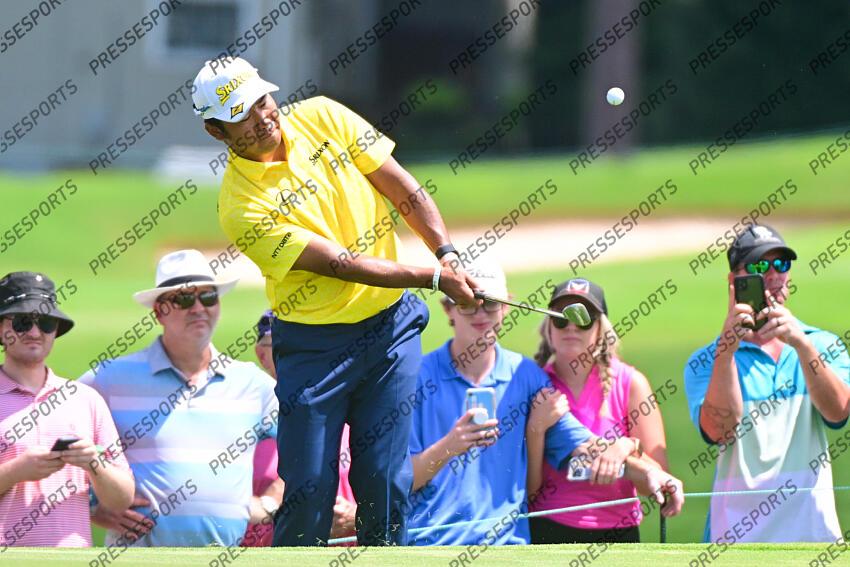 Aug 28, 2022; Atlanta, Georgia, USA; Hideki Matsuyama chips onto the 1st green during the final round of the TOUR Championship golf tournament. Mandatory Credit: Adam Hagy-USA TODAY Sports FINALE FEDEX CUP 