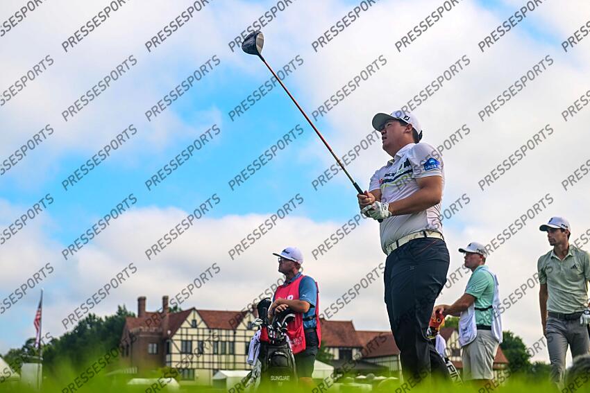 Aug 28, 2022; Atlanta, Georgia, USA; Sungjae Im tees off on the 16th hole during the third round of the TOUR Championship golf tournament. Mandatory Credit: Adam Hagy-USA TODAY Sports FINALE FEDEX CUP 
