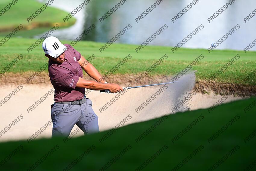 Aug 27, 2022; Atlanta, Georgia, USA; Xander Schauffele hits from the sand on the 9th hole during the third round of the TOUR Championship golf tournament. Mandatory Credit: Adam Hagy-USA TODAY Sports FINALE FEDEX CUP 