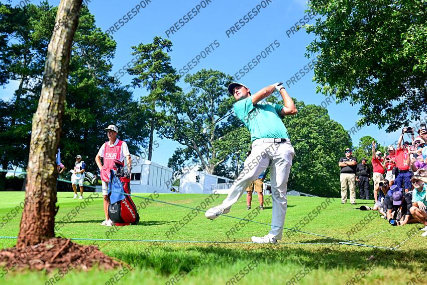 Aug 28, 2022; Atlanta, Georgia, USA; Scottie Scheffler hits from the rough on the 18th hole during the third round of the TOUR Championship golf tournament. Mandatory Credit: Adam Hagy-USA TODAY Sports FINALE FEDEX CUP 