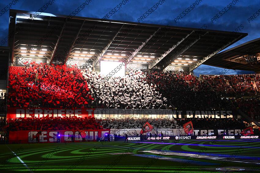 RENNES-FENERBAHCE (2-2) banderole "derriere toi depuis tant d'annees ces couleurs sont notre fierte" 