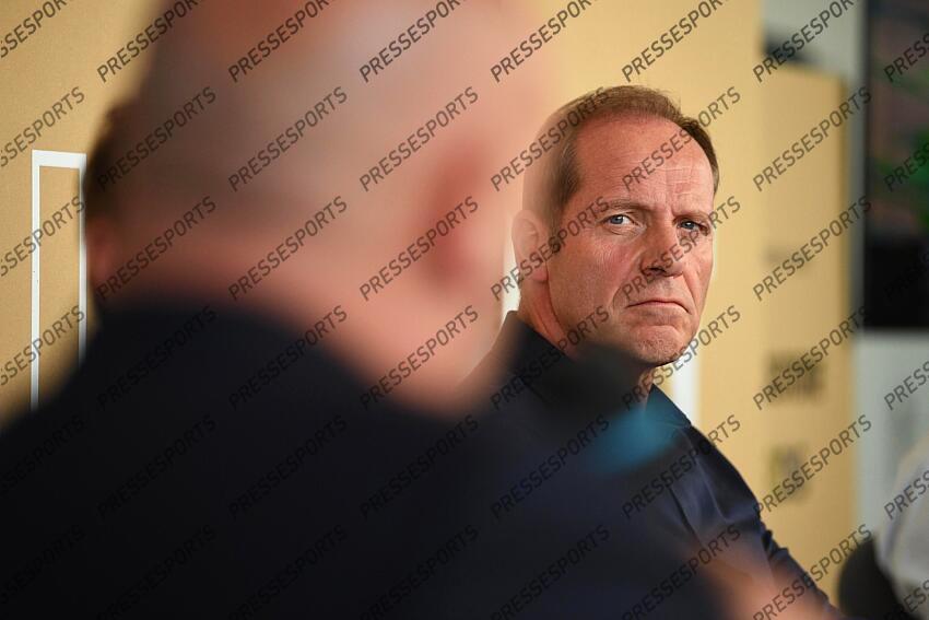 prudhomme (christian) DEMAIN LE SPORT debat Economie Foyer F "Plateformes, reseaux sociaux: une nouvelle facon de raconter et de consommer le sport" 