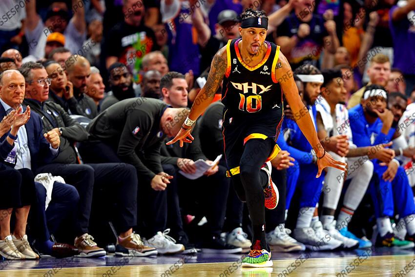 Oct 19, 2022; Phoenix, Arizona, USA; Phoenix Suns guard Damion Lee (10) reacts after a play during the fourth quarter against the Dallas Mavericks at Footprint Center. Mandatory Credit: Mark J. Rebilas-USA TODAY Sports NBA: Dallas Mavericks at Phoenix Suns 