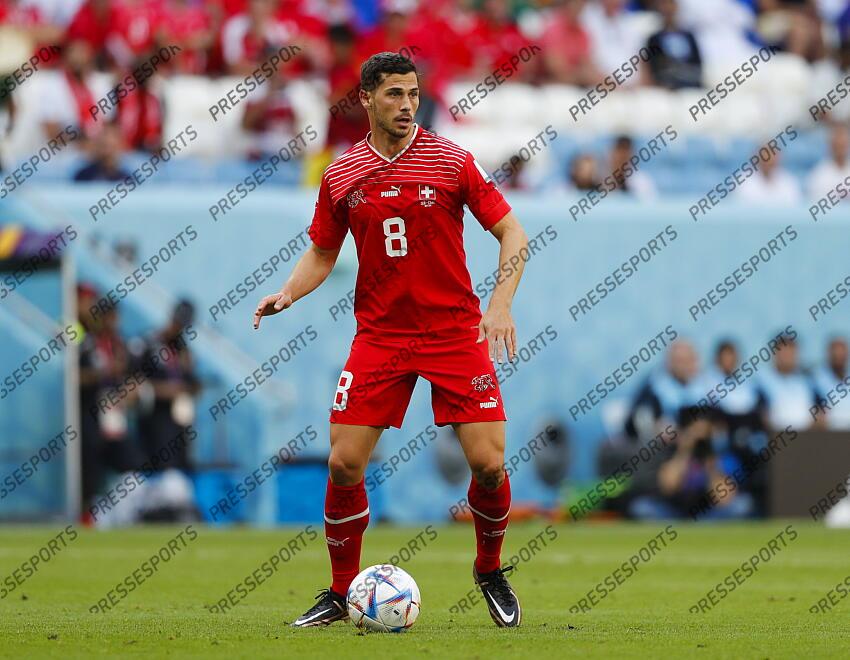 24.11.2022, Al Janoub Stadium, Al Wakrah, QAT, FIFA WM 2022, Schweiz vs Kamerun, Gruppe G, im Bild Remo Freuler of Switzerland in possession // Remo Freuler of Switzerland in possession during Group G Match between Switzerland and Cameroon of the FIFA Worldcup Qatar 2022 at the Al Janoub Stadium in Al Wakrah, Qatar on 2022/11/24. EXPA Pictures © 2022, PhotoCredit: EXPA/ Focus Images/ Paul Chesterton ATTENTION - for AUT, GER, FRA, ITA, SUI, POL, CRO, SLO only SUISSE-CAMEROUN (1-0) 