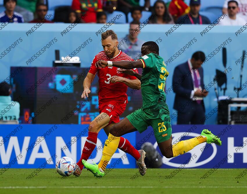 24.11.2022, Al Janoub Stadium, Al Wakrah, QAT, FIFA WM 2022, Schweiz vs Kamerun, Gruppe G, im Bild Silvan Widmer of Switzerland is tackled by Nouhou Tolo of Cameroon // Silvan Widmer of Switzerland is tackled by Nouhou Tolo of Cameroon during Group G Match between Switzerland and Cameroon of the FIFA Worldcup Qatar 2022 at the Al Janoub Stadium in Al Wakrah, Qatar on 2022/11/24. EXPA Pictures © 2022, PhotoCredit: EXPA/ Focus Images/ Paul Chesterton ATTENTION - for AUT, GER, FRA, ITA, SUI, POL, CRO, SLO only SUISSE-CAMEROUN (1-0) 