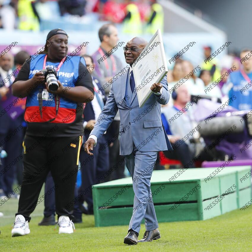 24.11.2022, Al Janoub Stadium, Al Wakrah, QAT, FIFA WM 2022, Schweiz vs Kamerun, Gruppe G, im Bild Former Cameroon football player Roger Milla holds an award that was presented by FIFA President Gianni Infantino // Former Cameroon football player Roger Milla holds an award that was presented by FIFA President Gianni Infantino during Group G Match between Switzerland and Cameroon of the FIFA Worldcup Qatar 2022 at the Al Janoub Stadium in Al Wakrah, Qatar on 2022/11/24. EXPA Pictures © 2022, PhotoCredit: EXPA/ Focus Images/ Paul Chesterton ATTENTION - for AUT, GER, FRA, ITA, SUI, POL, CRO, SLO only SUISSE-CAMEROUN (1-0) 