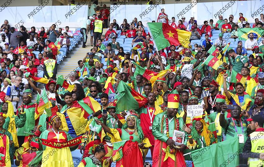 24.11.2022, Al Janoub Stadium, Al Wakrah, QAT, FIFA WM 2022, Schweiz vs Kamerun, Gruppe G, im Bild Cameroon fans // Cameroon fans during Group G Match between Switzerland and Cameroon of the FIFA Worldcup Qatar 2022 at the Al Janoub Stadium in Al Wakrah, Qatar on 2022/11/24. EXPA Pictures © 2022, PhotoCredit: EXPA/ Focus Images/ Paul Chesterton ATTENTION - for AUT, GER, FRA, ITA, SUI, POL, CRO, SLO only SUISSE-CAMEROUN (1-0) 