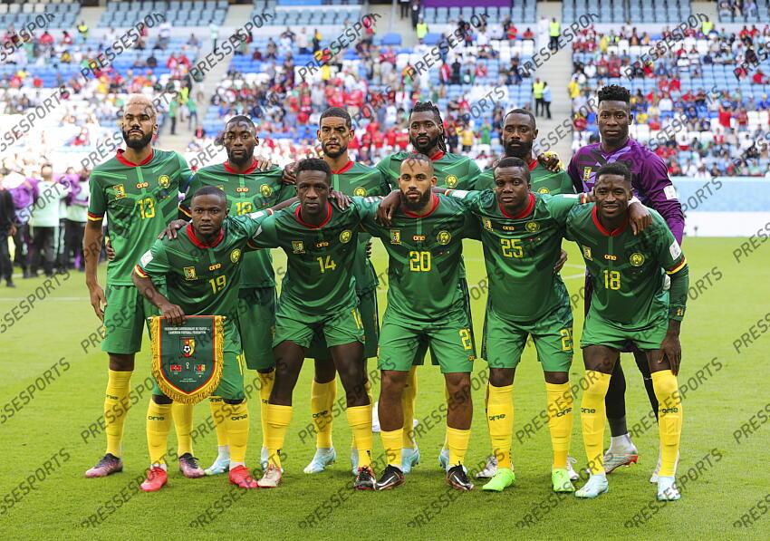 24.11.2022, Al Janoub Stadium, Al Wakrah, QAT, FIFA WM 2022, Schweiz vs Kamerun, Gruppe G, im Bild The Cameroon team pose for a team photo // The Cameroon team pose for a team photo during Group G Match between Switzerland and Cameroon of the FIFA Worldcup Qatar 2022 at the Al Janoub Stadium in Al Wakrah, Qatar on 2022/11/24. EXPA Pictures © 2022, PhotoCredit: EXPA/ Focus Images/ Paul Chesterton ATTENTION - for AUT, GER, FRA, ITA, SUI, POL, CRO, SLO only SUISSE-CAMEROUN (1-0) 