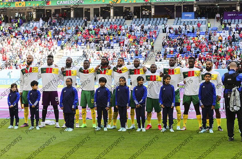 24.11.2022, Al Janoub Stadium, Al Wakrah, QAT, FIFA WM 2022, Schweiz vs Kamerun, Gruppe G, im Bild The Cameroon team sing the national anthem // The Cameroon team sing the national anthem during Group G Match between Switzerland and Cameroon of the FIFA Worldcup Qatar 2022 at the Al Janoub Stadium in Al Wakrah, Qatar on 2022/11/24. EXPA Pictures © 2022, PhotoCredit: EXPA/ Focus Images/ Paul Chesterton ATTENTION - for AUT, GER, FRA, ITA, SUI, POL, CRO, SLO only SUISSE-CAMEROUN (1-0) 