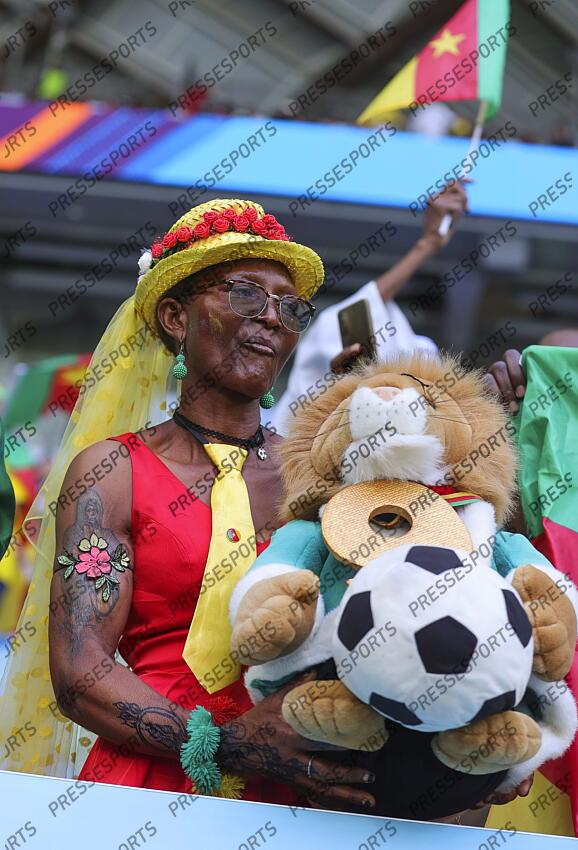 24.11.2022, Al Janoub Stadium, Al Wakrah, QAT, FIFA WM 2022, Schweiz vs Kamerun, Gruppe G, im Bild A Cameroon fan // A Cameroon fan during Group G Match between Switzerland and Cameroon of the FIFA Worldcup Qatar 2022 at the Al Janoub Stadium in Al Wakrah, Qatar on 2022/11/24. EXPA Pictures © 2022, PhotoCredit: EXPA/ Focus Images/ Paul Chesterton ATTENTION - for AUT, GER, FRA, ITA, SUI, POL, CRO, SLO only SUISSE-CAMEROUN (1-0) 